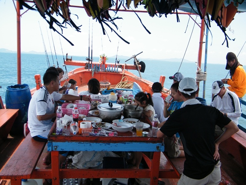 อาหารการกินของเด็กๆ เต็มโต๊ะ ตั้งแต่เช้ายันเย็นครับ  ข้าวไม่กิน กินปลากับหมึกล้วนๆ งานนี้ :umh: :umh