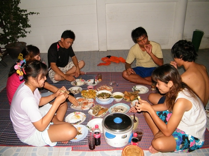 ดูดนิ้วกันยกใหญ่งานนี้..ตอนขึ้นฝั่งเราเจอเรืออวนรากเข้าพอดี ก็เลย เปลี่ยนเมนูมื้อเย็นทันที...ปูนึ่ง.