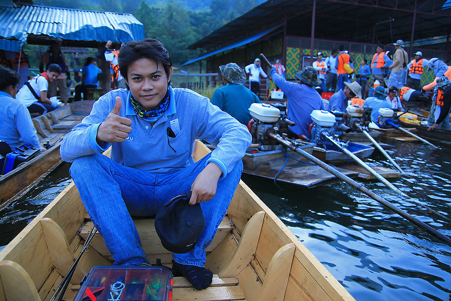 ออกเดินทางด้วยเรือไม้ลำใหญ่พอได้ สบายใจเรื่องการโดยสารไปได้แระล่ะ...

ที่นี้ก้อเหลือแต่....จะหาปลา