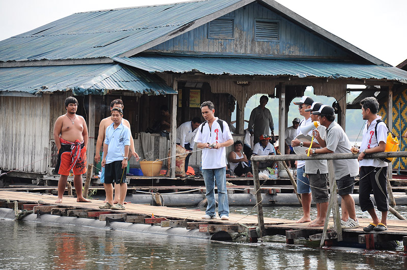 [b]น้านก action lure จะเป็นผู้สาธิตนะชมกันนะค๊าบบ  จัดแจงเตรียมอาวุธให้พร้อม.... 






 3...