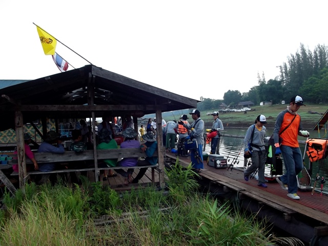 เตรียมลงเรือกานแล้ววว  
โชคดีทุกคนจร้าาาา
 :cheer: :cheer: :cheer: :cheer:
 :laughing: :laughing: