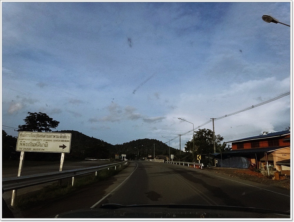  [b]แวะรับ ช่างใบ ละแวกตัวเมือง..พังงา

และล้อหมุน ขึ้นเขา ลงหุบ..ผ่าน อ.ตะกั่วป่า เฉียด อ.กะปง แล