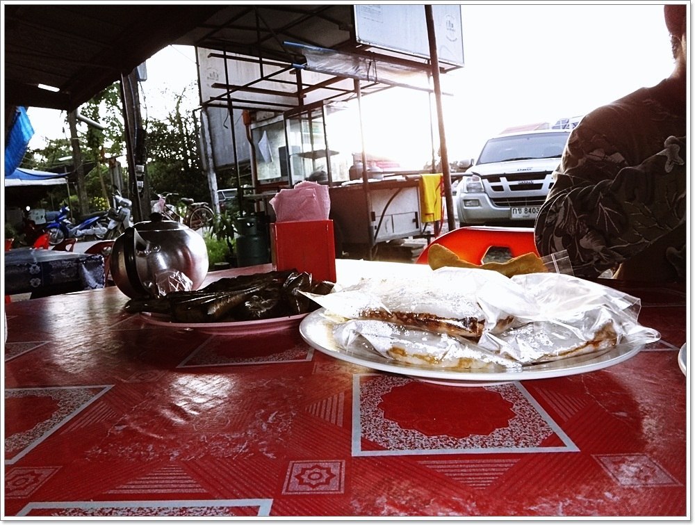  [b]"เหนียวปิ้งห่อหุ้มใบตอง หมกดำๆ   เหนียวเป้าหล๋างสอดไส้กุ้ง จากโกย..ตัวสีเหลืองทอง " ล้วนเป็นขน