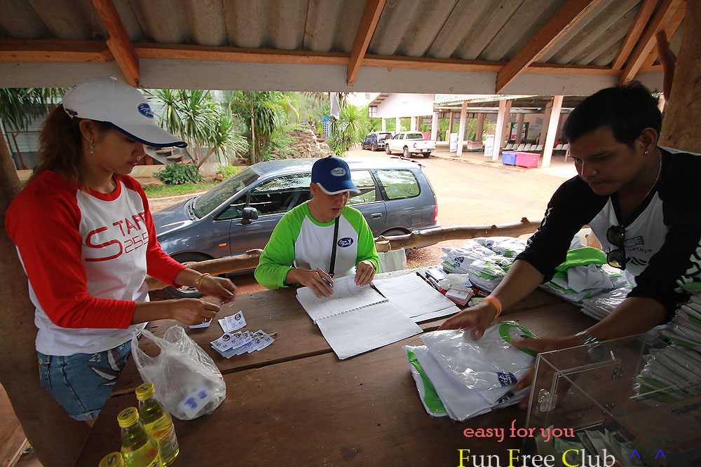 


ขึ้นมางานเลี้ยงที่โรงเรียน บ้านมาบกาด มาลงทะเบียนเรียนกันหน่อย  :laughing:

น้าแป๊ะ!! น้าแป๊