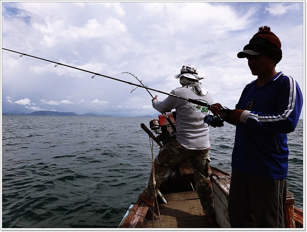  [b]ท้ายเรือ โดนจูง เช่นกัน

แต่...นาที รอกเบทคันแข็ง "แบบ-หาบ ขนมจีนได้"   

^_^" ดูไม่น่ากั