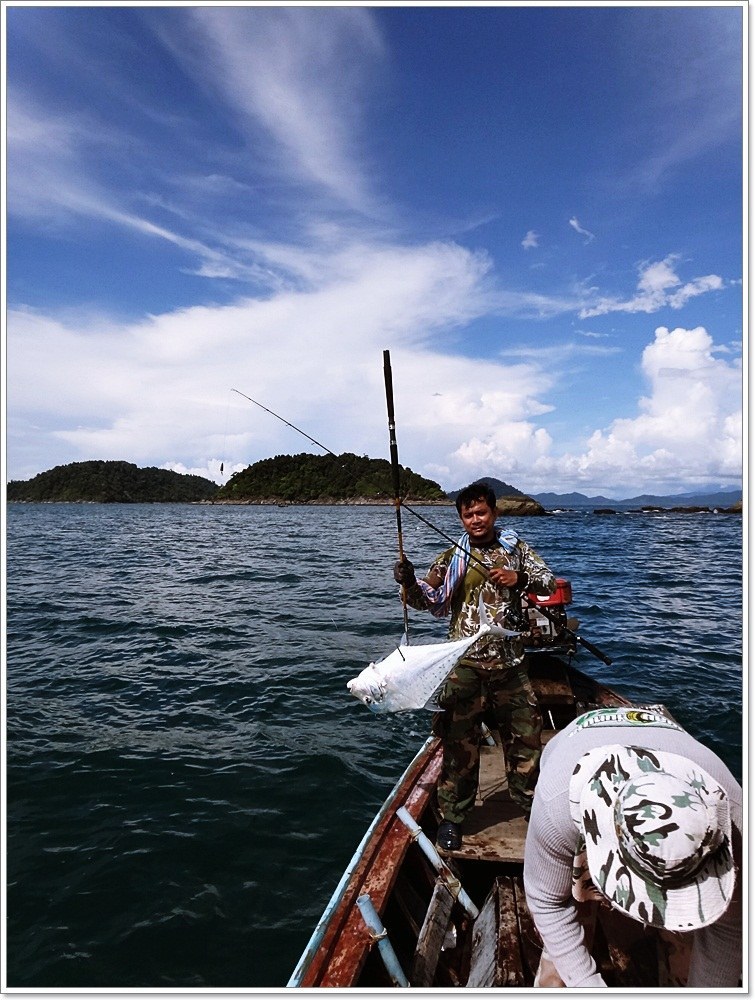  [b]หลังจาก "สับ" พลาดไปหลายครั้ง 

ก็ เอา..จนได้ เรียกเสียงเฮ...ลั่น ท้ายเรือ!!  (ฮ่า-ฮ่า)[/b] 