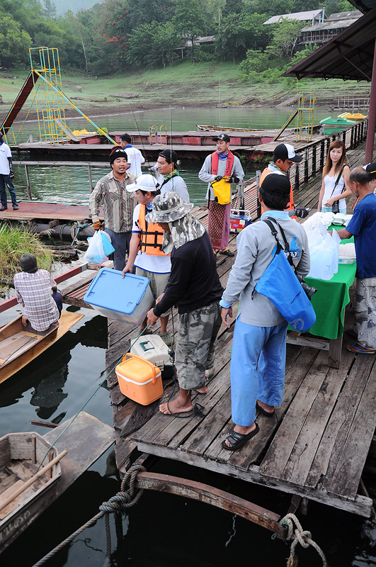 [b]ทุกคนเริ่มทยอดมาลงเรือที่ได้เลือกไว้เมื่อคืนในงาน[/b] :grin: