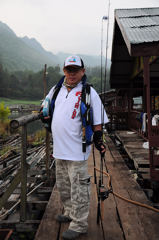 [b] น้าทวี ปลายาง ในเสื้อ Action lure เสื้อสวยนะครับน้าทวี [/b] :laughing: :laughing: :laughing: