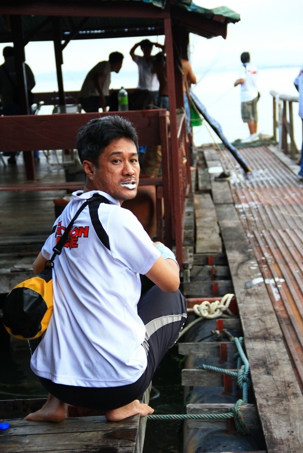 อ้าว เมื่อกี้กดโทรศัพท์ตามเรือยิกๆ 

ยังไม่ได้แปรงฟันอีกหราน้าเอก


โอ้ยยยย ถึงว่า ได้กลิ่นอะไร