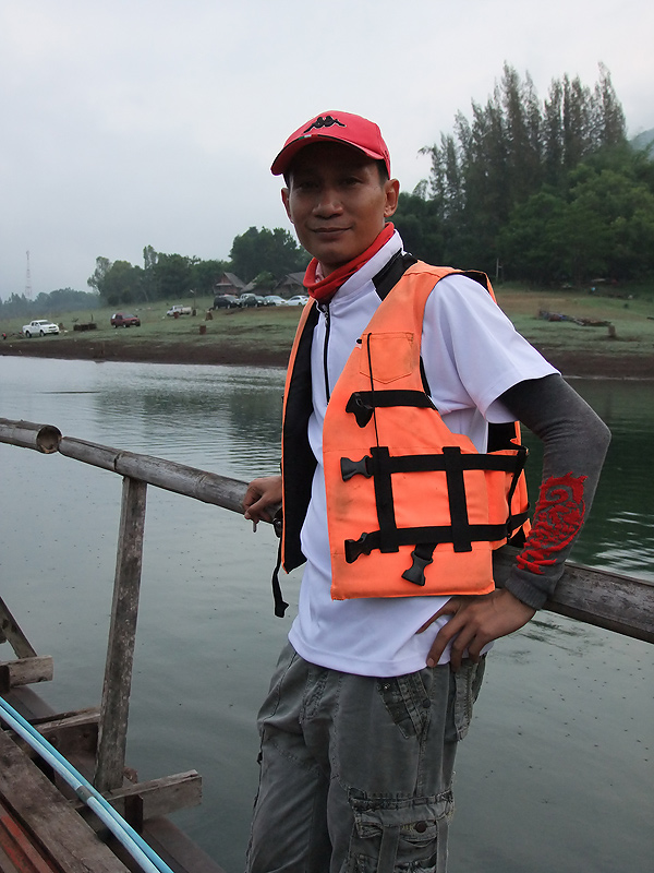 [b]ตัดมาตอนเช้าเลยครับ อยู่ในช่วงที่รอเรือครับ เลยเดินมาเก็บภาพคนหล่อครับ อิอิ[/b]
:cool: :cool: :c