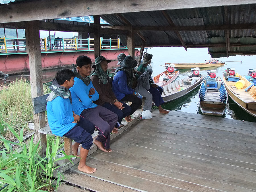 [b]ไต๋เรือ ก็เริ่มทยอยกันมาแล้วครับ (ตาดีได้ ตาร้ายซวย) เอิ๊ก ๆ ๆ ๆ ๆ ๆ [/b]
:laughing: :laughing: 