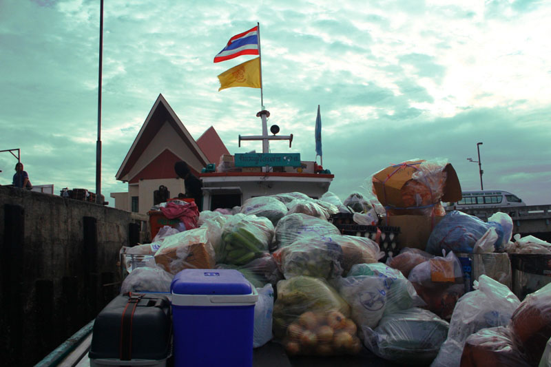 เป็นธรรมดา ที่ด้านหัวเรือ จะเต็มไปด้วยข้าวของมากมาย สำหรับเรือเที่ยวแรก  ของวัน  :grin:

หลายสิ่ง 