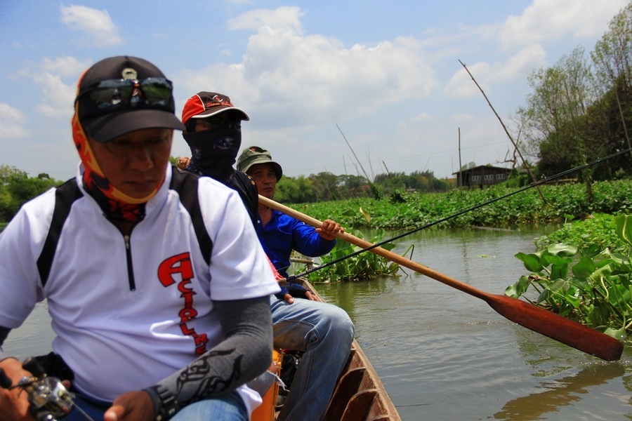 ถ่ายรูปด้วย ตกปลาด้วย พายเรือด้วย โอ้วมันลำบากเหมือนกันนะเนี่ย