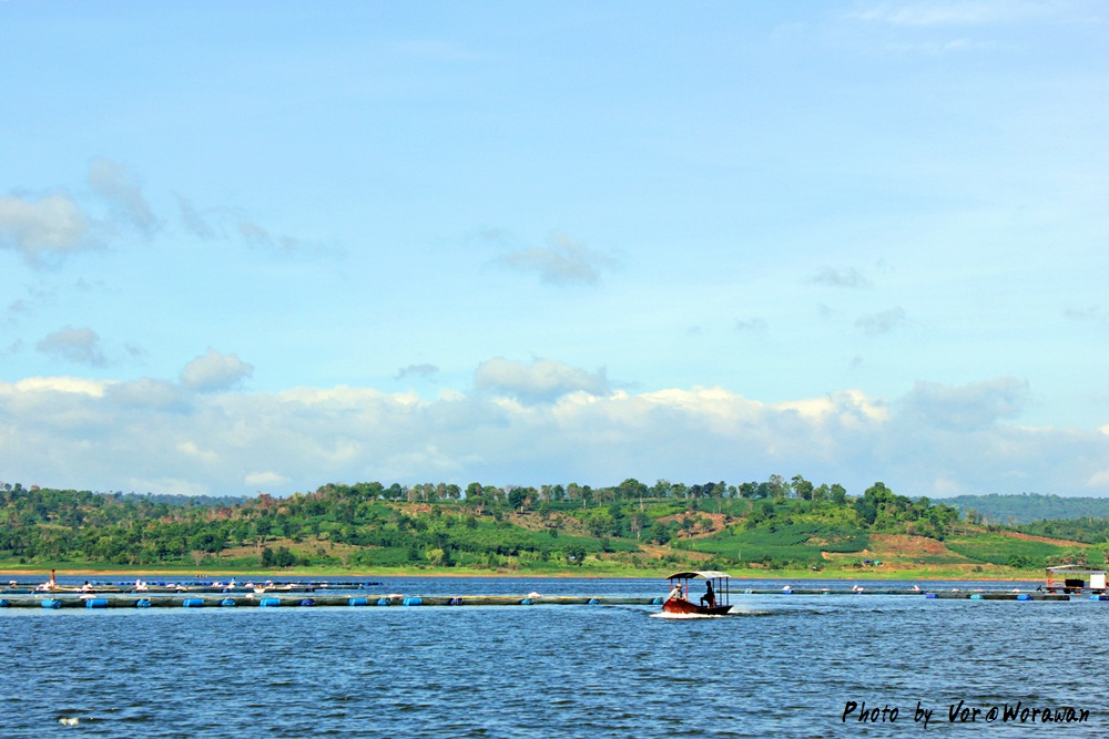 อะนั้นๆ เรือมาแร้วครับ ส่วนตัวผมชอบเรือแบบนี้ครับ เพราะ หลบแดดได้ร่มดี ฮาๆ ผมเป็นคนกลัวแดดเอาการ  :g