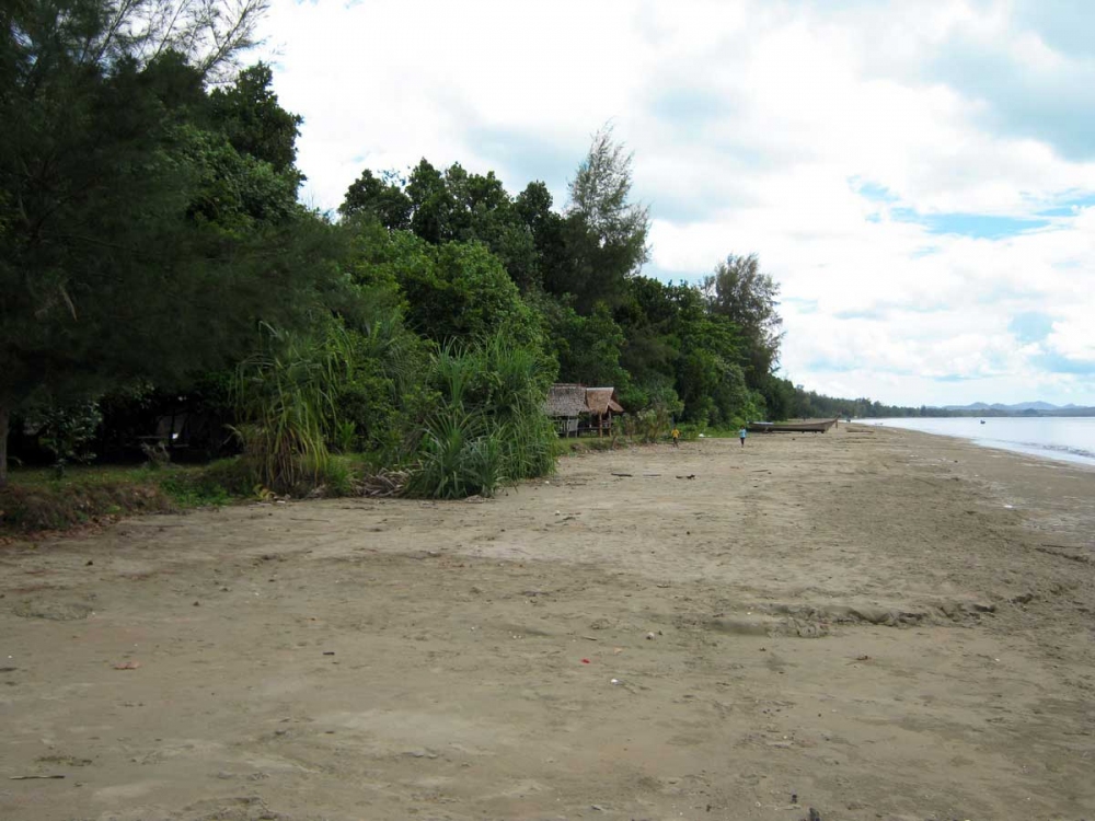 นี่ชายหาดบ้านหาดยาว หาดหน้าบังกะโลคร้าบ เวลาไปตกปลาเราก็มีเรือมารับที่หน้าหาดแล้วก็ออกไปกันโลด :grin