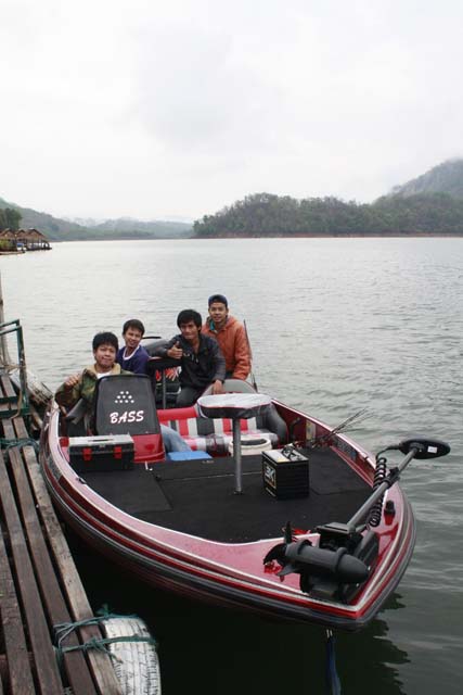 ยืมรูปน้าตี๋ครับ

เรือในฝันครับ ลำนี้ใหญ่ที่สุดในเชียงใหม่แล้วมั๊งครับ 150 แรง WoW  :love: :love: 