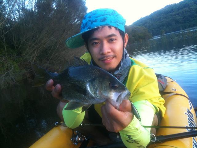 น้าต้น ครับ วั้นนั้นหยิ่งไม่ยอมเข้ากล้องครับ ก็เลยรูปตอนไปตกปลา BASS  :sad: :sad: :sad:
น้าเค้าอึดๆ