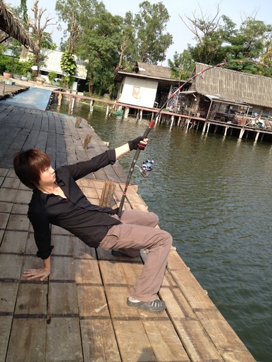 เริ่มออกลีลา b boy แล้วครับ  ผมถ่ายไปขำไป อย่างเหนื่อยเลยครับ ท่าเขาเยอะจริง :cool: