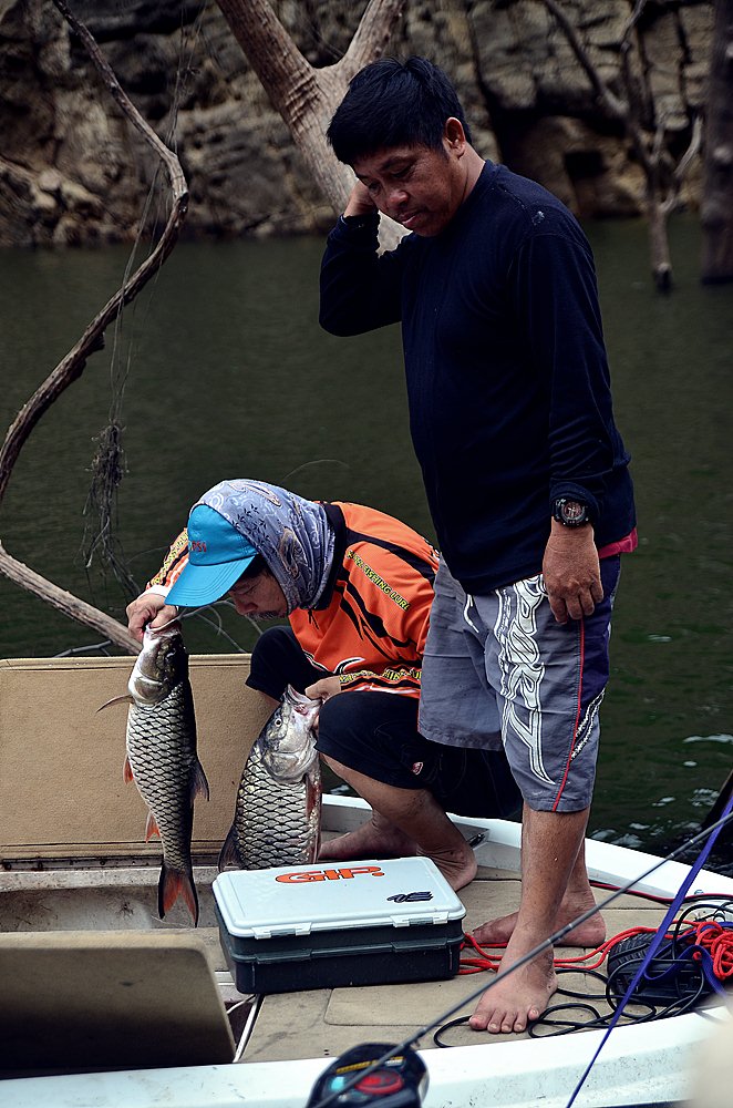 ย้ายหมายไปเรื่อยๆ  เหนื่อยก็พัก   ลุงตุ๋ยช่างเครื่องเรือขอโชว์บ้าง   :love: