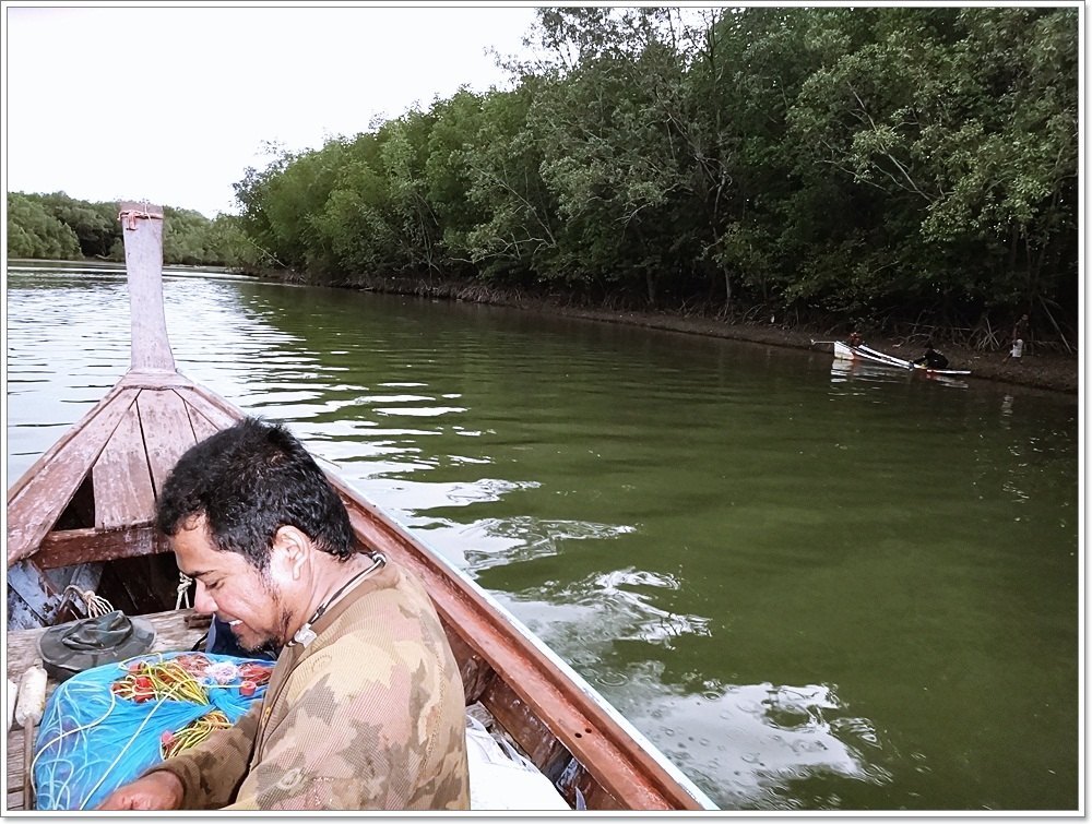  [b]เราเฮฮากันจน ถึงท่าเรือ เกือบมืดค่ำ

"ไต๋เลาะ คิดค่าเสียหายกัน" ผมตะโกนบอกหลังขนของ ขึ้นรถหม