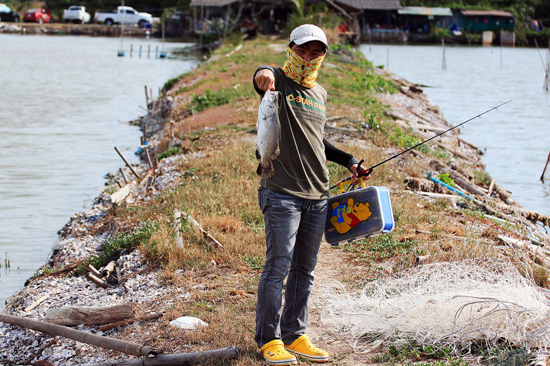 อ่ะ เรียกเพื่อนมาถ่ายหน่อย ขอหล่อ ๆ นะ ได้แค่นี้และครับ  :laughing: