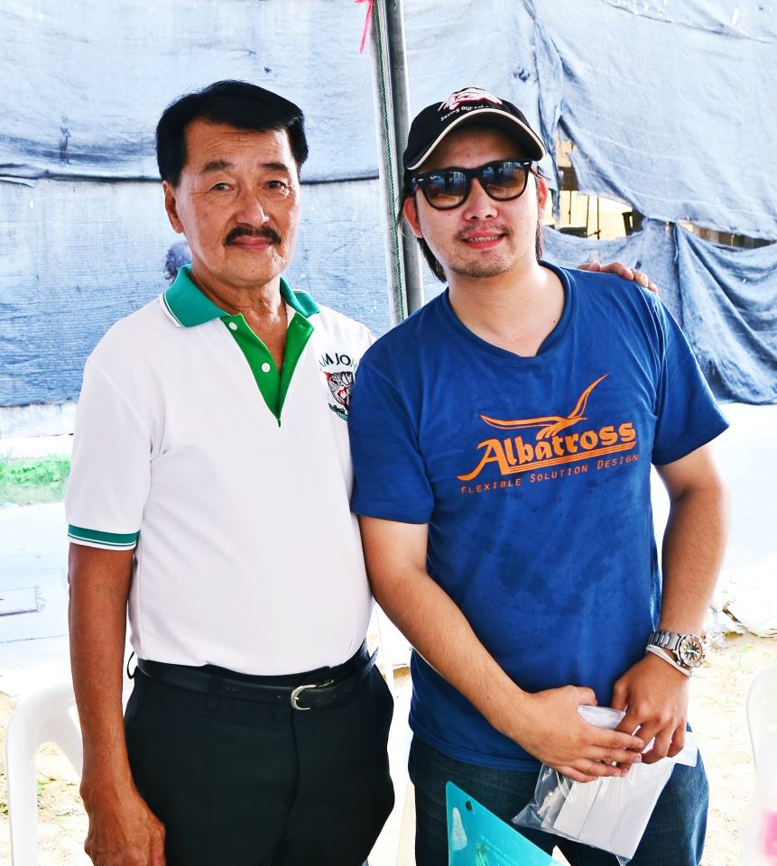 ตอนปลายเดือนที่ผ่านมา ไปออกบูธขายของที่กทม.งานปิดรัชดาของเสี่ยปุ๊ กรุงธนมาครับ คุณสุธีก็มาขายเหยื่อแ