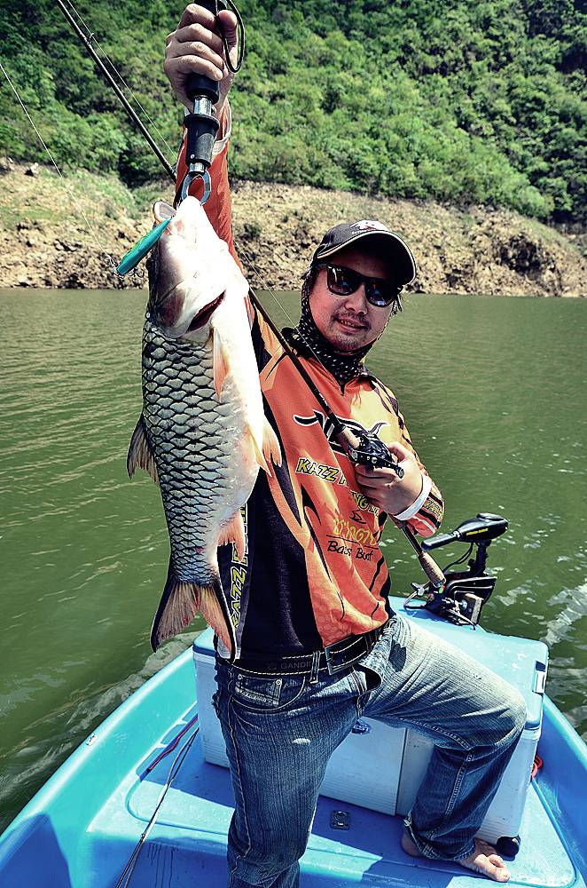 หลังจากนั้นก็ขับเรือเลาะไปทางหน้าเขื่อนภูมิพลครับ บอกตรงๆเลยว่าไม่รู้หมายเลยครับ  เห็นที่ไหนสวยๆก็แว