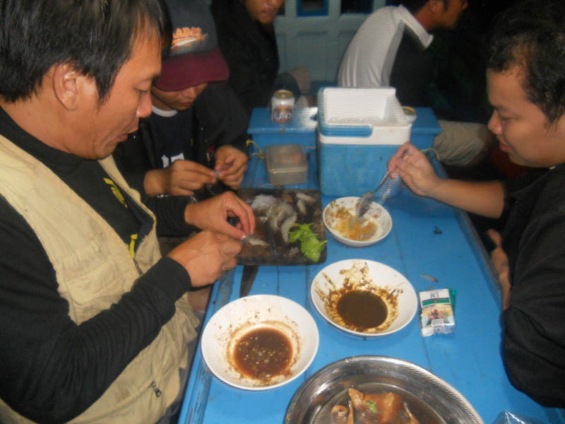 ผมก็กลับมากินกันต่อ

รอบนี้กุ้งเหยื่อ..มาจิ้มซีฟู๊ด...