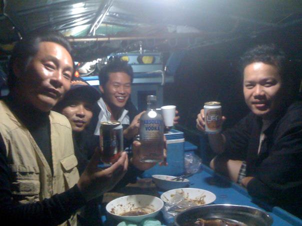 ของเค้าดีจริงๆ..
มาวอะไรว๊าเนี้ย...เบียร์...เรือ...รึว่าเหล้าหว่า...555 :laughing: :laughing: