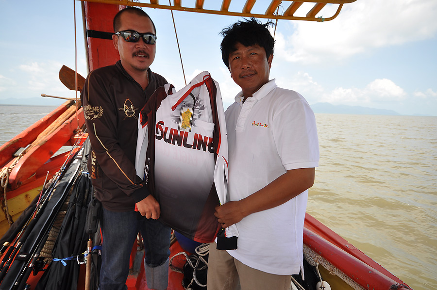 [b]ส่วนเสื้อนี้มอบให้โม่งในฐานะที่โม่งได้รับเลือกให้เป็นเทสเตอร์ของสยามซู[/b] :grin: :grin: :grin:
