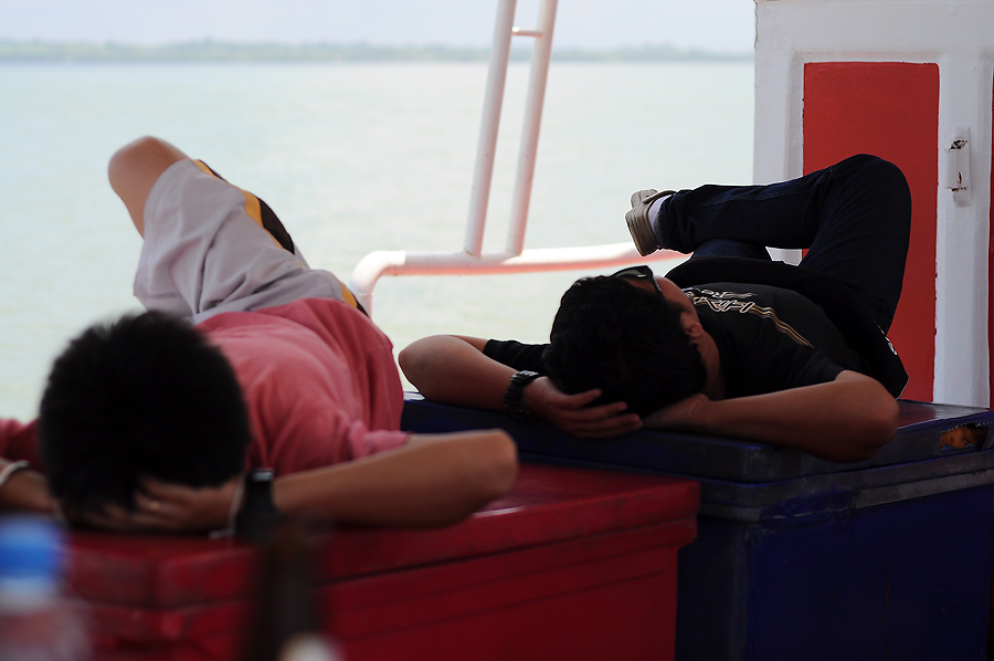 ช่วงนี้เริ่มมีคนอออกอาการแล่ะ เดี๋ยวมีคนเอา [b]ปากเกยกราบเรือแน่ๆ...ฟันธง[/b] :laughing: :laughing: 