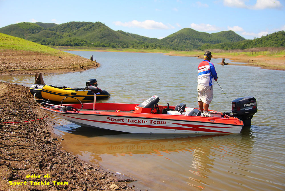 หันกลับมาทางเรือ น้องเต้ก็ยังคงเฝ้าตีปลาจิบอยู่ แน่นอนจริง :cool: :cool: :cool: :cool: :cool: :cool: