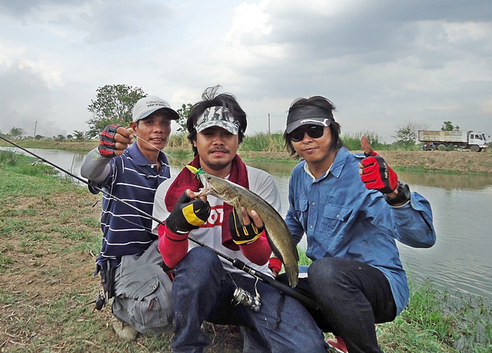 พอดี..มีนักตกปลาเจ้าถิ่น มาชมอยู่ด้วย ผมเลยให้เค้าถ่ายรูปให้ ซัก 2-3 รูป ครับผม !!!  :grin: :grin: :