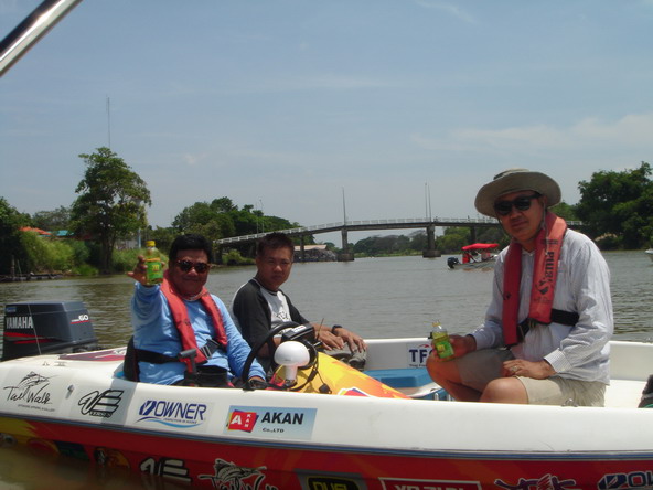 ลำนี้คนขับ พี่เอ้ ครับ
นั่งหัวเรือ พี่จุก ครับ 
อีกท่าน พี่ดำ  ครับ