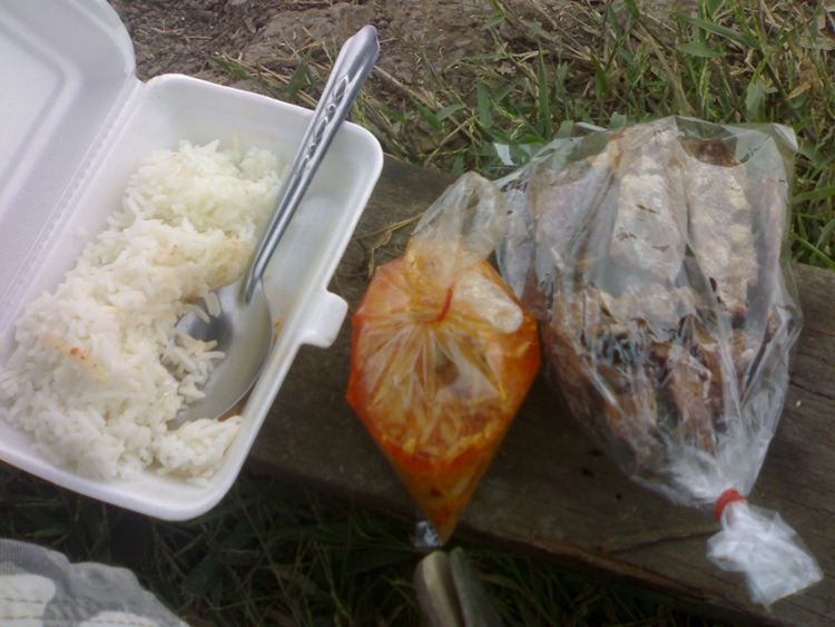  [center] [b]งั้นพักกินข้าวกันก่อนครับ เเกงไก่ใส่หน่อไม้สับ ปลาหมึกย่าง กินด้วยกันครับน้าๆ[/b][/cent