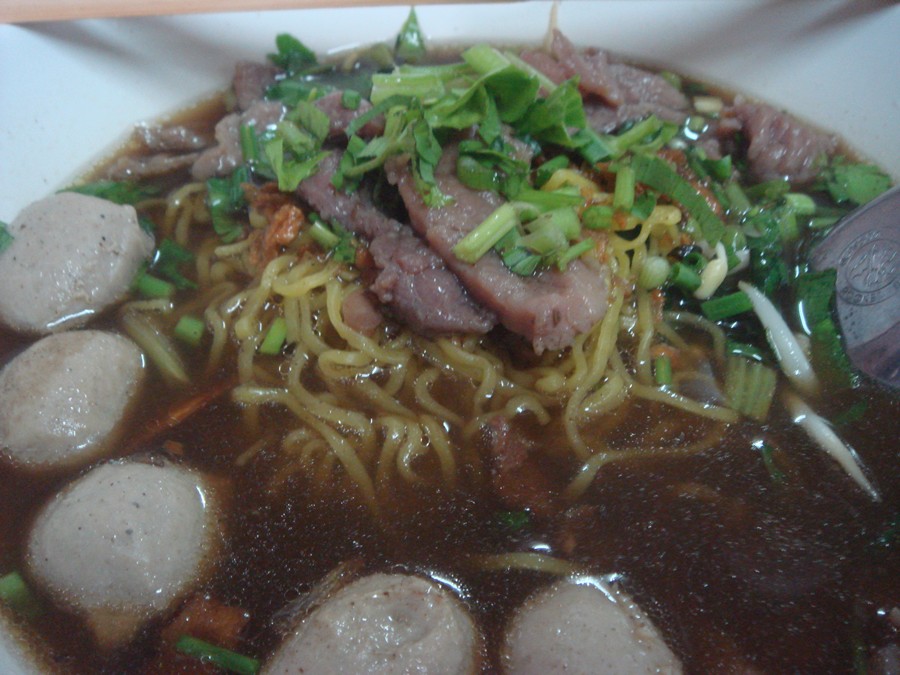จัดข้าวเที่ยงกันก่อนครับ 
 :umh: