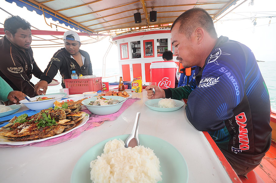 พักกินข้าวก่อนเนอะ...บางคนไม่แปรงฟันเมื่อเช้าก็มานั่งกินเลย ใครเอย...ยอมรับมาเลยยยยยยยย :laughing: :