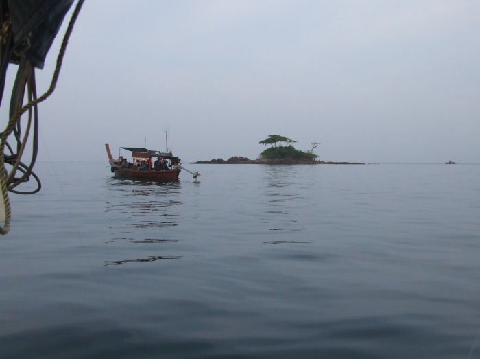 เช้าแล้วครับ เลยถ่ายรูปหมายมาให้ชมกัน กล้องแบ็ต ก็จะหมด 
มีเรือเข้ามาตกปลาหลายลำเลยครับวันนี้  :gri