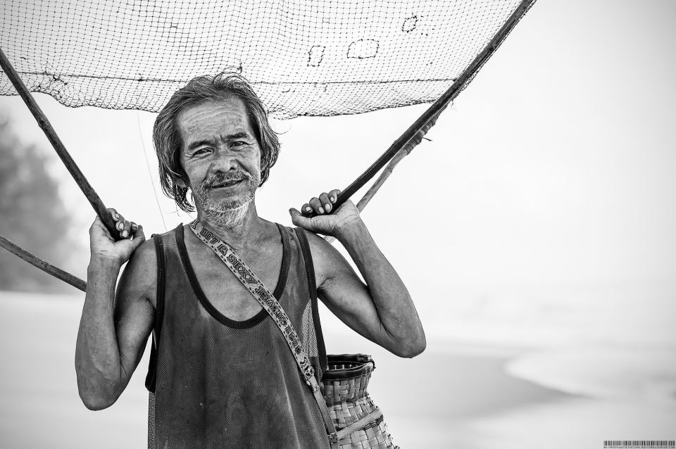 ชาวบ้าน กับเครื่องมือหาเจ้าจั๊กจั่นทะเล เหยื่อเด็ดที่นักตกปลาหน้าหาดรู้จักกันดี  :love: :love: