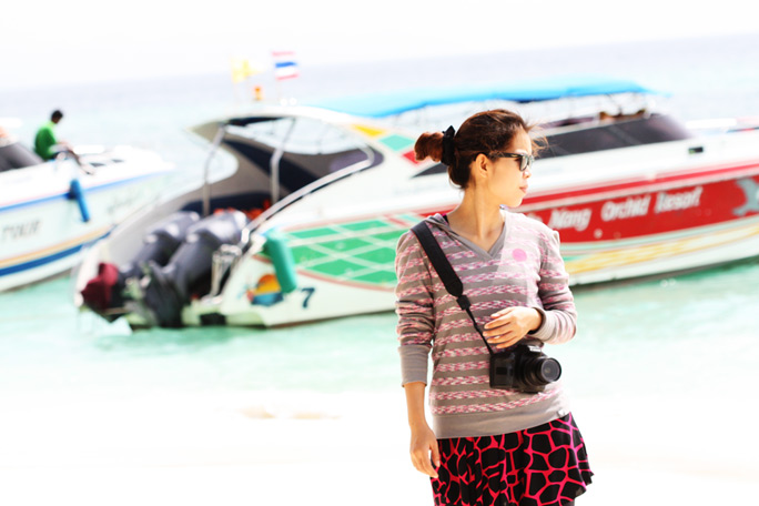 ........ เธอละครับ  ติสส

    :love: :love: :laughing: :laughing: :laughing: :love: :love: