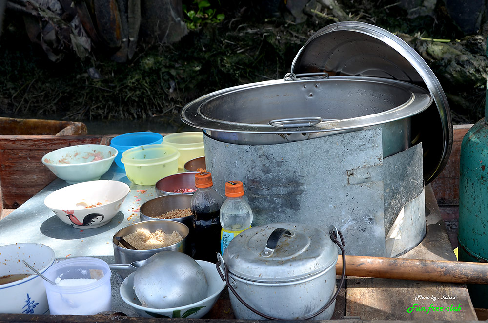  [b]ไม่ต้อง ทำไรกันก่อนพวกผม  กินกันก่อน ก๋วยเตี๋ยวเรือ ของแท้นะอร่อยด้วย[/b] :umh: :umh: :umh: :umh