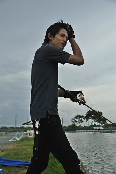 แหม  คนได้ปลานี่จะทำไรก็หล่อเนอะ