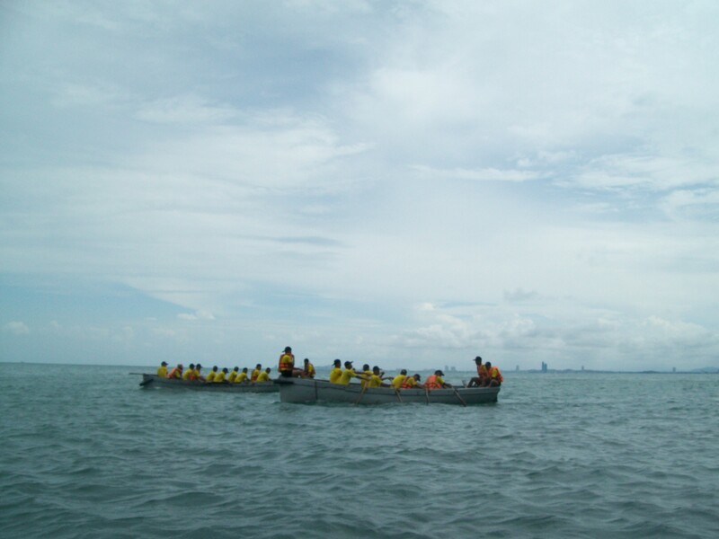 มีทหารมาฝึกกันครับ ไม่รู้ว่ามาฝึกพายเรือหรือฝึกความแข็งแรงกัน  :grin: 