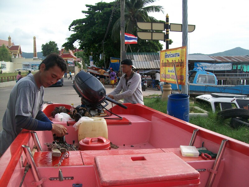 เอาเรือขึ้นก็ช่วยกันเก็บข้าวของครับ  :grin: