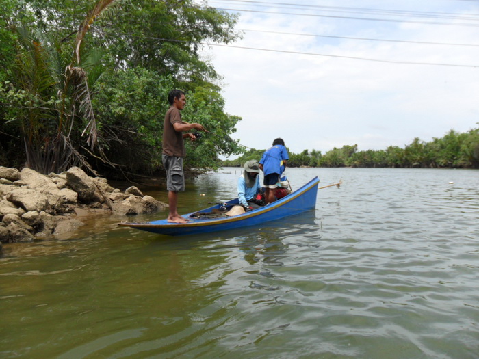 

เรือ ลงน้ำ  ป๊าบ    !!!     ก็หวดเหยื่อ  กันไม่ยั้ง       ส่วนเรือ  ลำผม   เครื่อง ยัง  ไม่ติด  