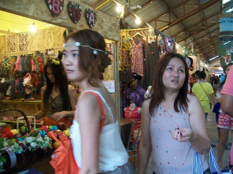 ขึ้นจากเรือก็เดินเที่ยวตลาดกันครับ  :love: :grin: