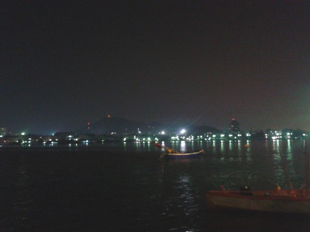 สีชัง  เอาจอบไปขุดแห้วและนั่งเรือเล่น 