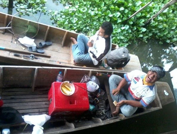 น่าเก่งลงเรือวันนี้ ออกไปกับป๋า  กลับมาหลบฝนพร้อมกับช่อนตัวโล 2 ตัว ก็หัวเราะหน้าบานกันไป :grin: