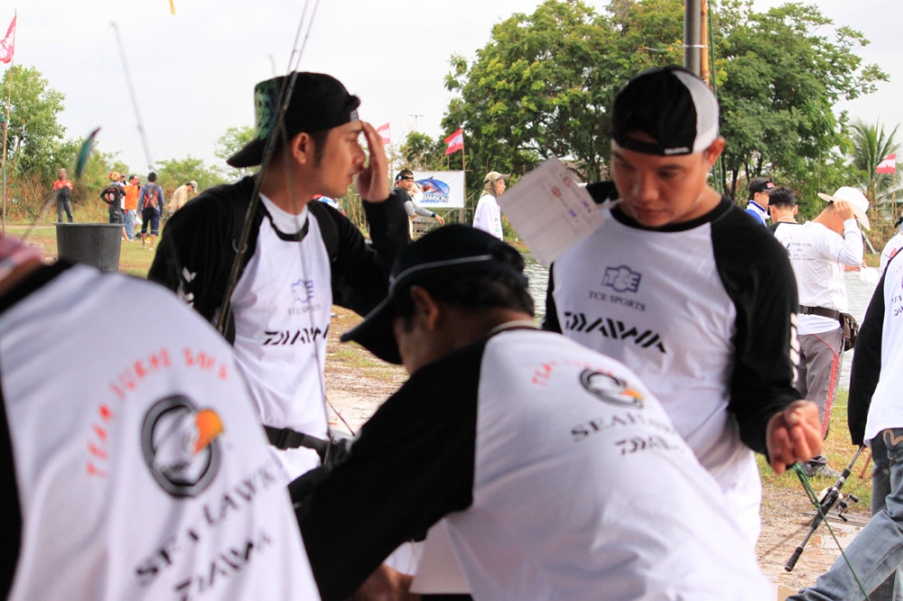  [b]เค้าตีกันแล้วนะเว้ยเอ้ยยยยยยย...รีบเข้าหมายเลย...[/b] :mad: :mad: :mad:.. :laughing: :laughing:
