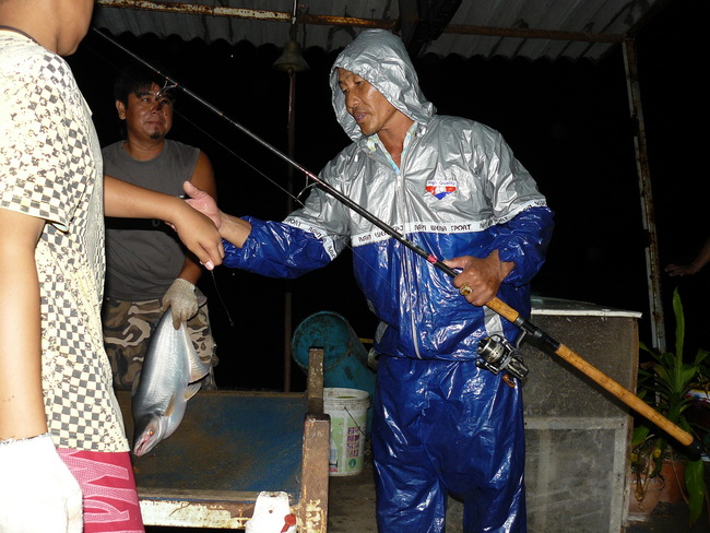 จ่าหลอ ไม่กลัวฝน แต่อยากใส่ชุดกันฝนอ่ะน้า :laughing: :grin: :grin: